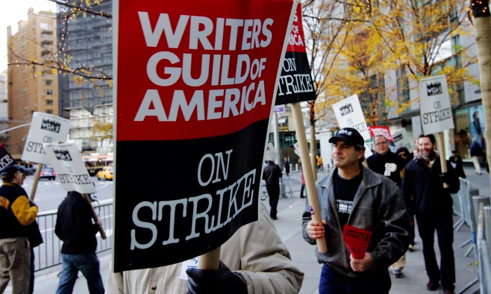 Productores abren comunicación con escritores en huelga